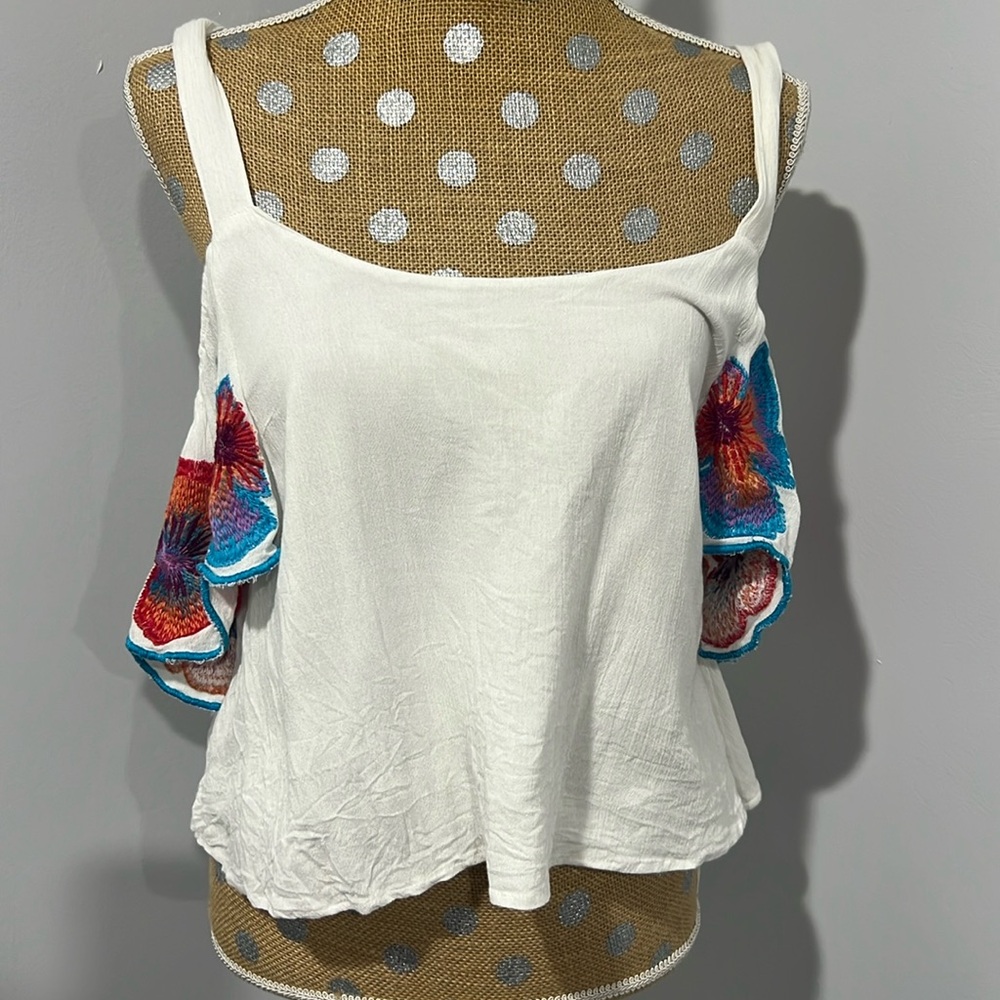 NWOT- CHLOE OLIVER Embroidered Top in small